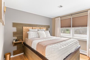 4 bedrooms, desk, iron/ironing board, travel crib