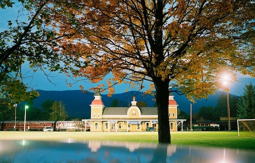 Unique space? Hot tub? King bed? Games Room?