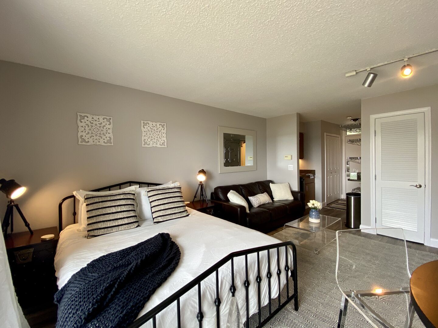 ☀ Cozy-Contemporary Lake-View Studio @ The Shores