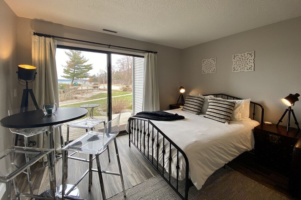 ☀ Cozy-Contemporary Lake-View Studio @ The Shores
