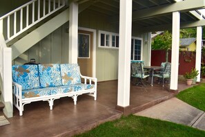 Outdoor dining - Spacious and clean; 2 min walk to beach; 2 bedroom North Shore Ohana w/AC (Haleiwa)