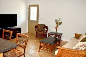 Smart TV, books - Spacious and clean; 2 min walk to beach; 2 bedroom North Shore Ohana w/AC (Haleiwa)