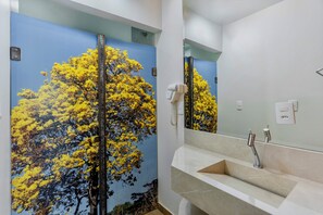 Family Cabin | Bathroom | Hair dryer, towels, soap, shampoo - Hotel Fazenda Vale Alvorada (Cascavel)
