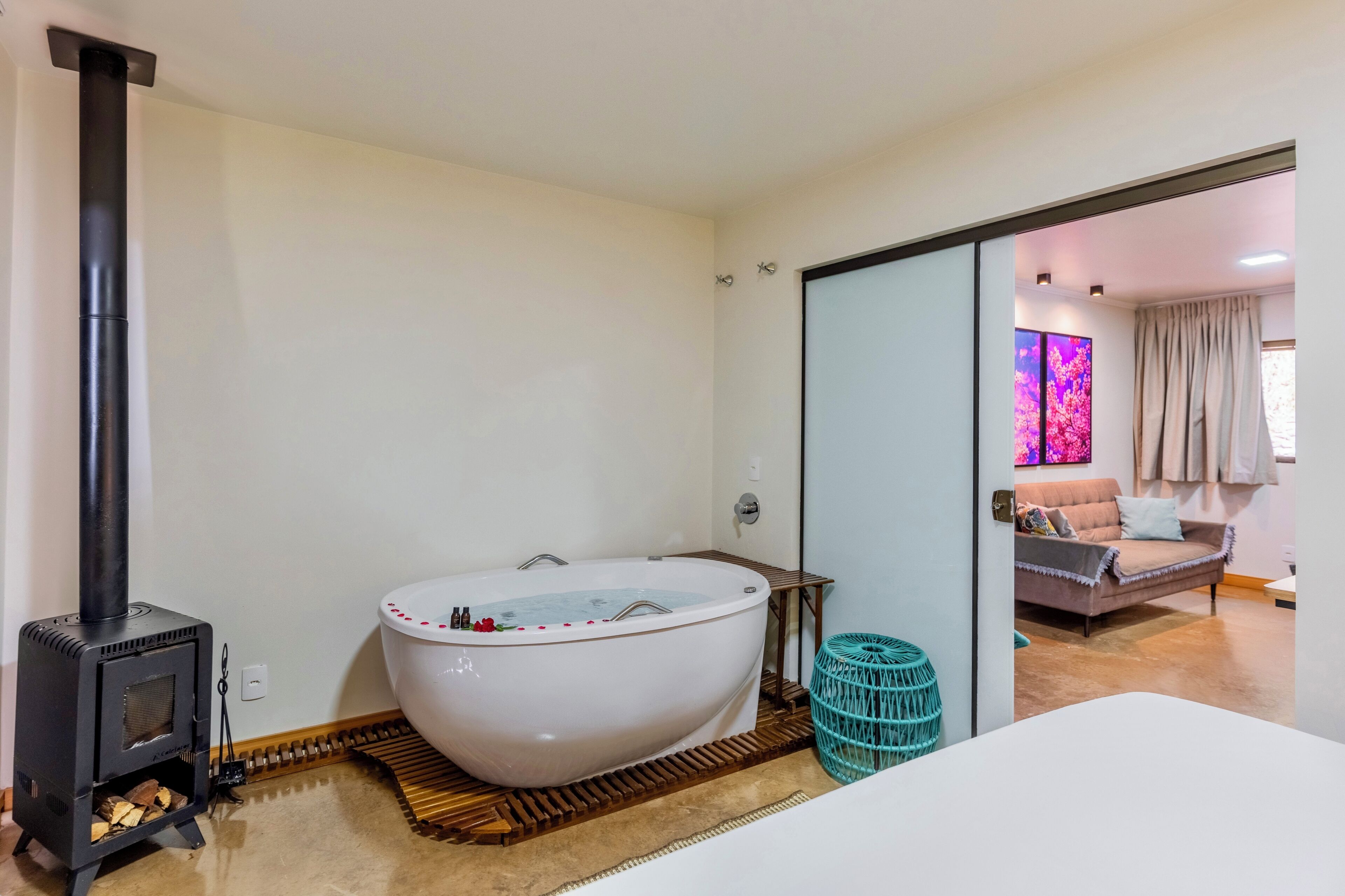 Deluxe Studio Suite | Private spa tub