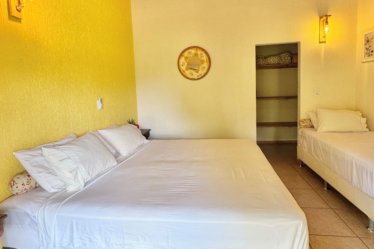 Habitación triple familiar, lanai, vista al jardín | Ropa de cama