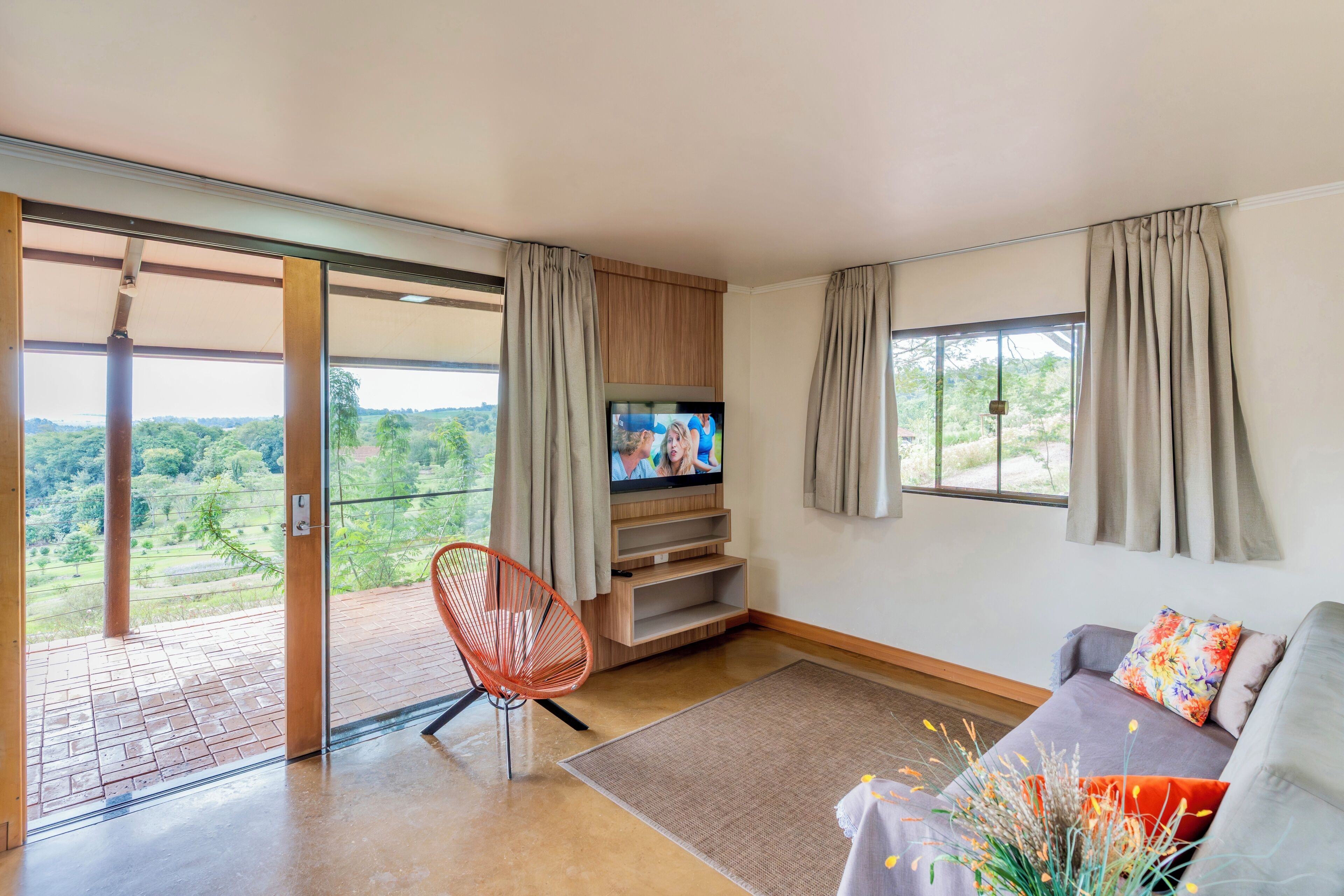 Cabane Familiale | Coin séjour | TV connectée de 32 pouces avec chaînes numériques, Netflix