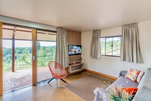 Chalet rustique familial | Aire de séjour | Téléviseur connecté de 32 po avec télévision numérique, Netflix