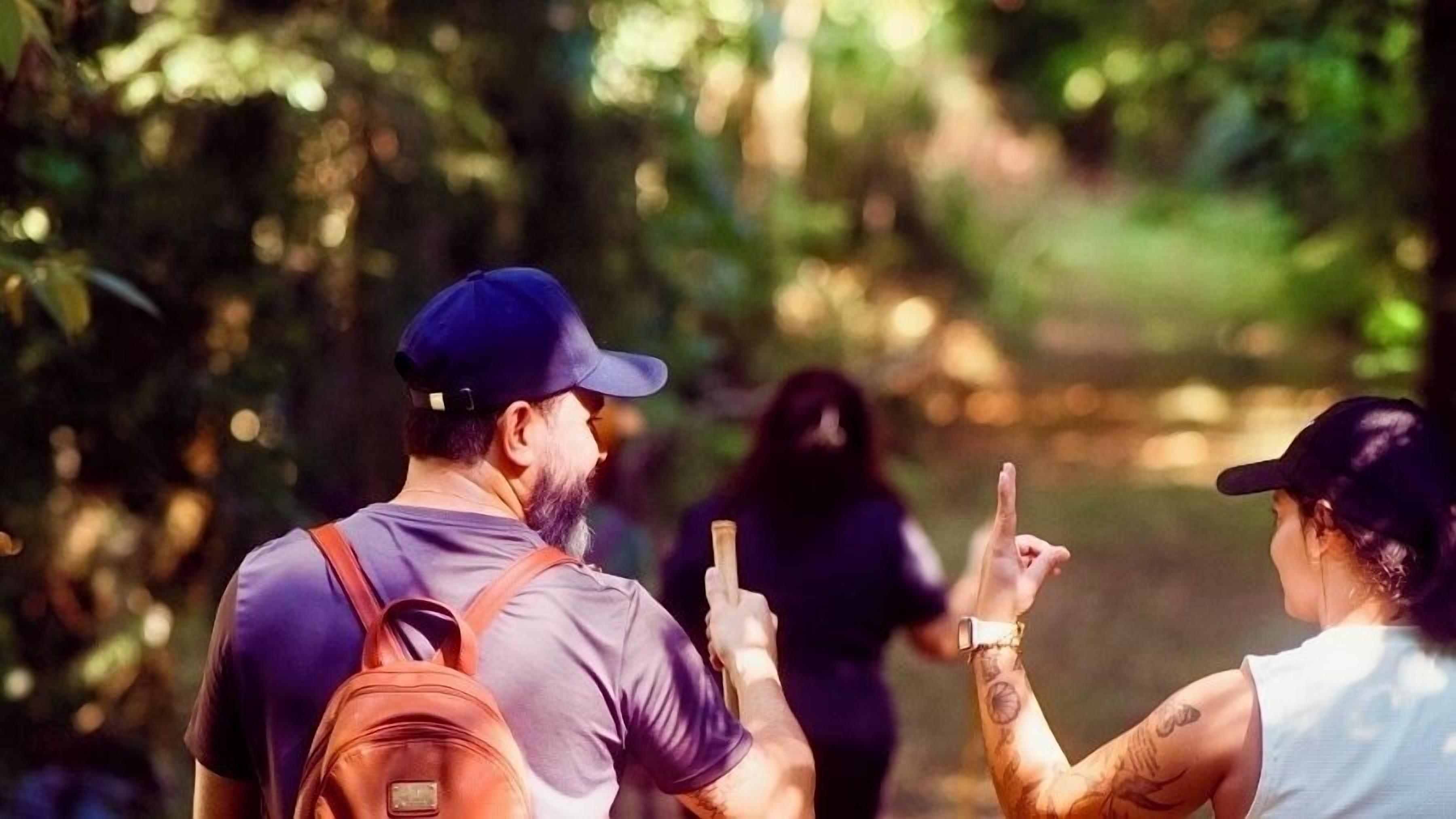 Um grupo de pessoas caminhando ao ar livre, possivelmente em uma trilha.