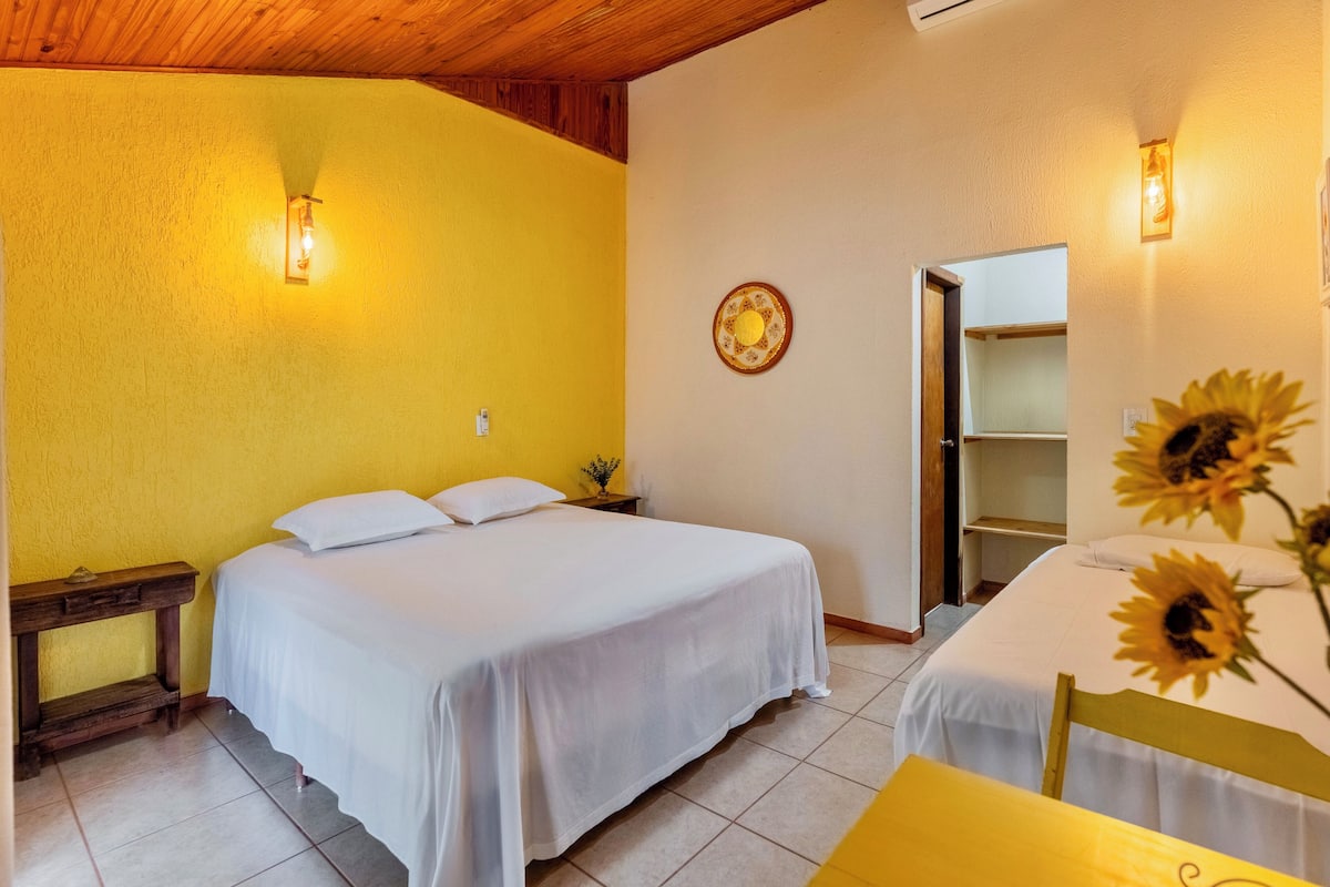 Chambre triple familiale, lanai, vue sur le jardin | Coffre-fort, décor unique, espace de travail pour ordinateurs portables