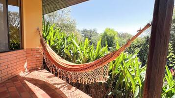 Kamar Triple Keluarga, beranda, pemandangan kebun | Lanai