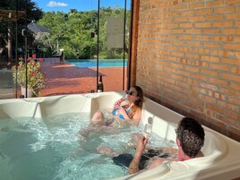 Bañera de hidromasaje al aire libre