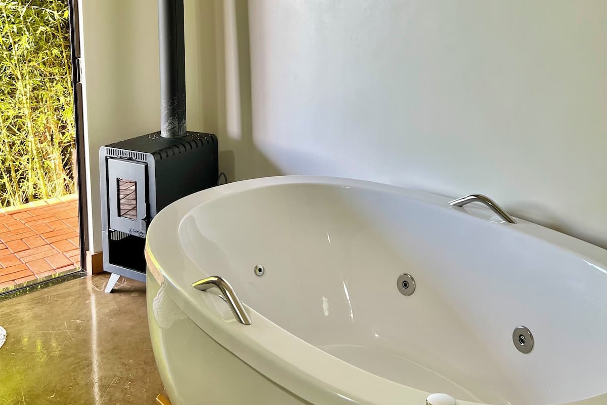 Deluxe Studio Suite | Private spa tub