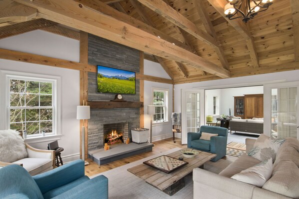 تلفزيون، مدفأة، كرة قدم الطاولة، مكتب