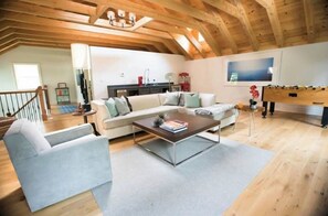 TV, fireplace, table football, offices - STUNNING MODERN RE-CONSTRUCTED BARN, SHORT BIKE OR WALK TO VILLAGE AND BEACHES (Bridgehampton)