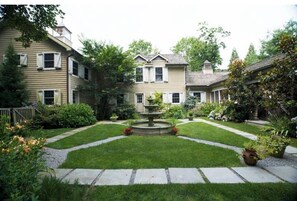 Property grounds - STUNNING MODERN RE-CONSTRUCTED BARN, SHORT BIKE OR WALK TO VILLAGE AND BEACHES (Bridgehampton)