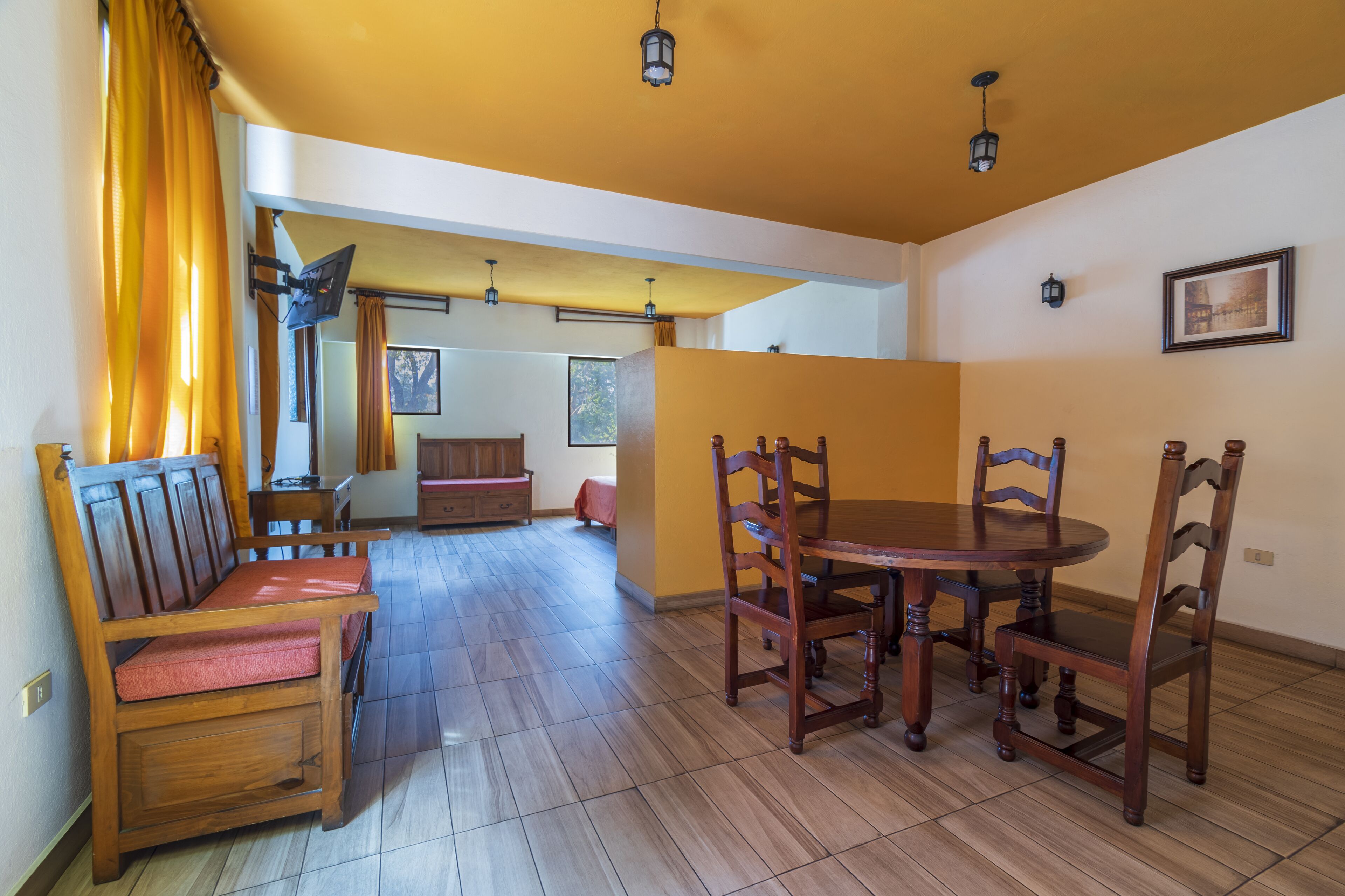 Business Studio Suite | Laptop workspace, iron/ironing board, free WiFi, bed sheets