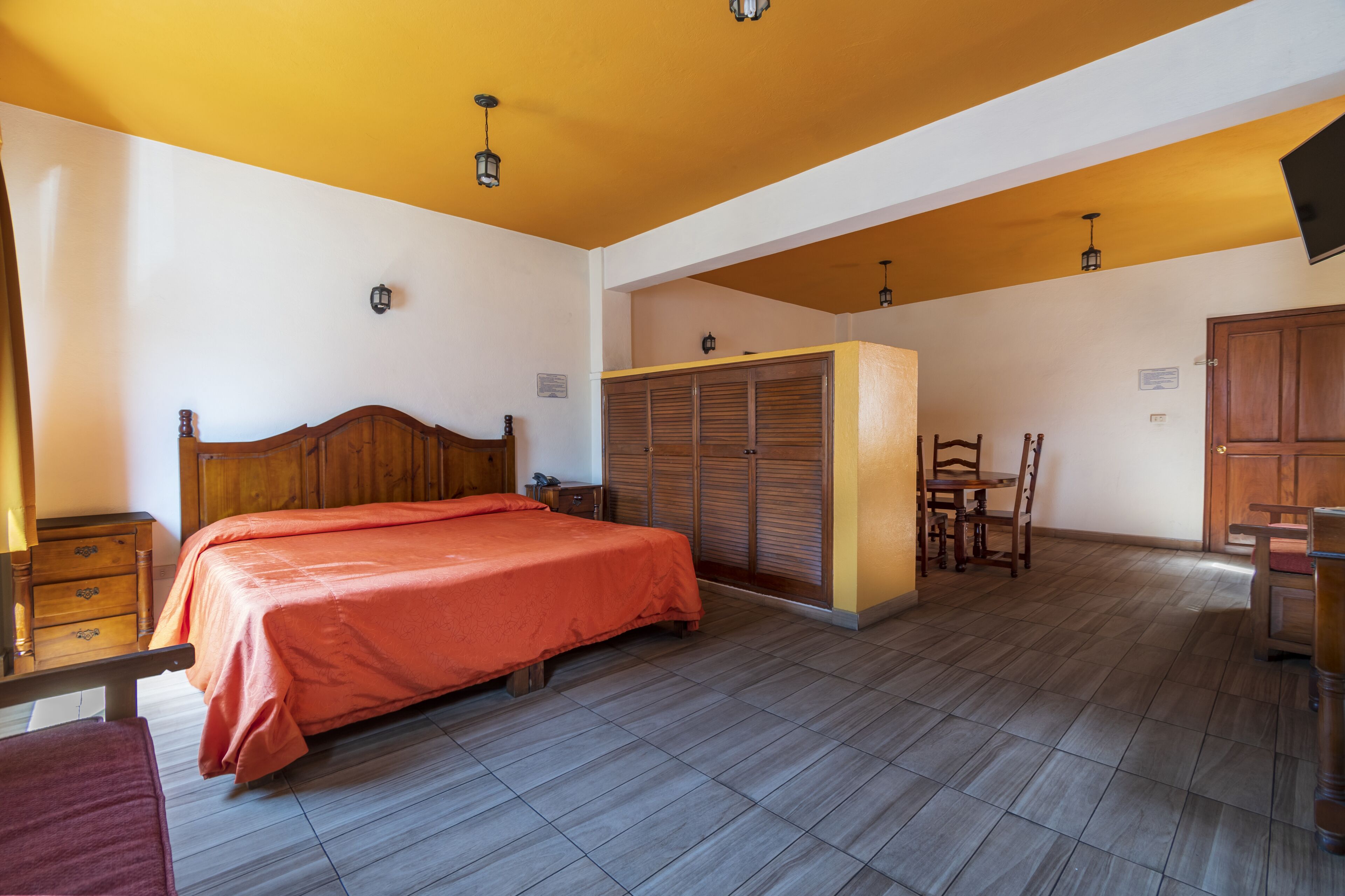 Suite estudio empresarial | Espacio para trabajar con laptop y tabla de planchar con plancha 