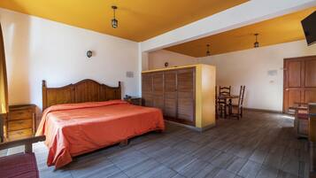 Suite estudio empresarial | Espacio para trabajar con laptop y tabla de planchar con plancha