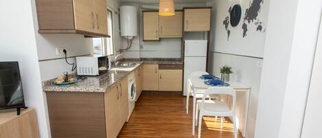 Réfrigérateur, four à micro-ondes, surface de cuisson, lave-vaisselle