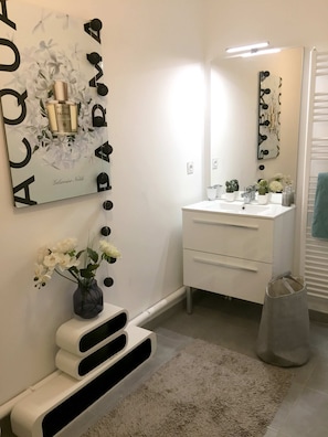 Een douche, een haardroger, handdoeken
