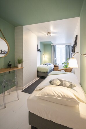 Tabla de planchar con plancha, wifi y ropa de cama 