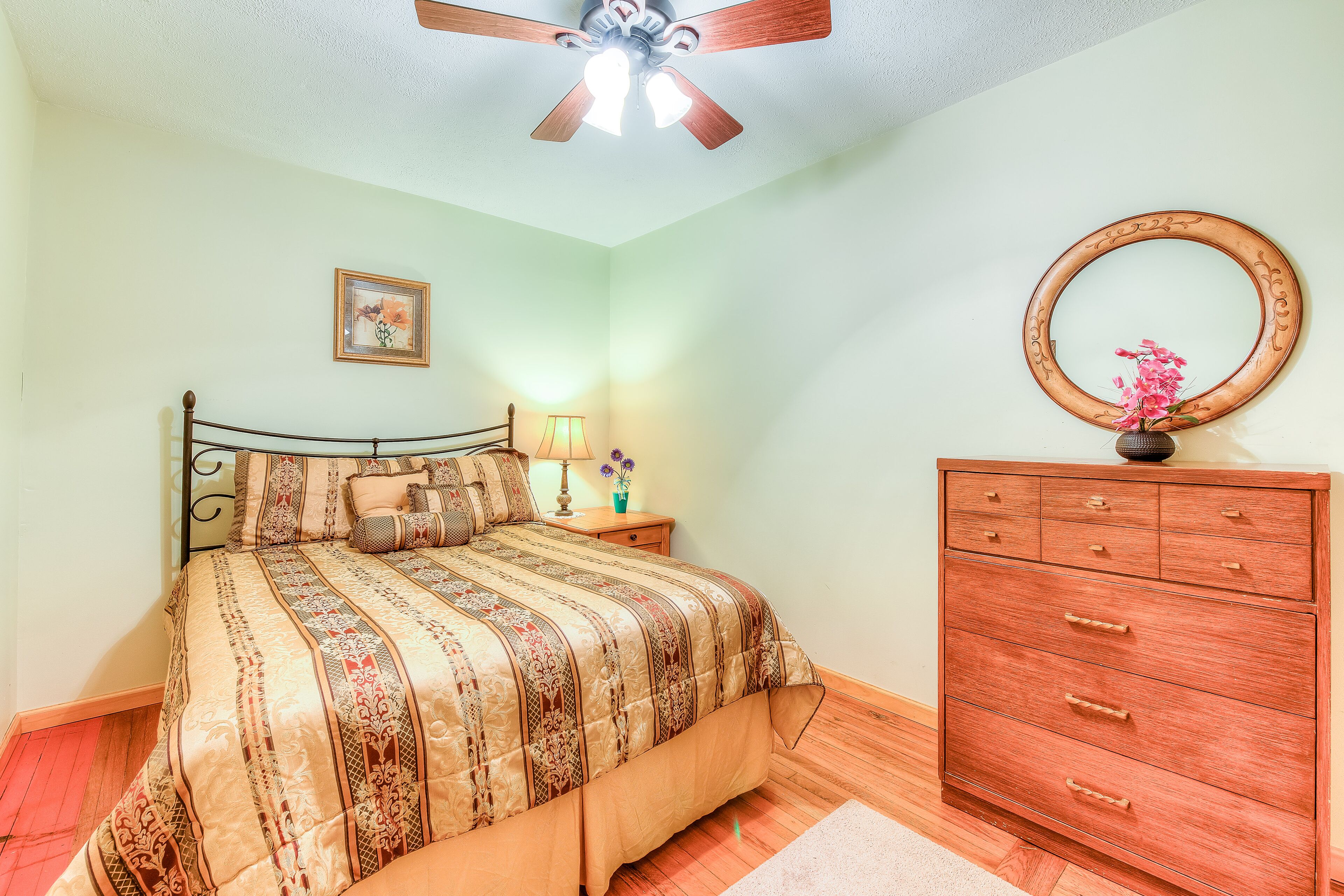 Quaint retreat w/ firepit, fully equipped kitchen, & easy access to trails!