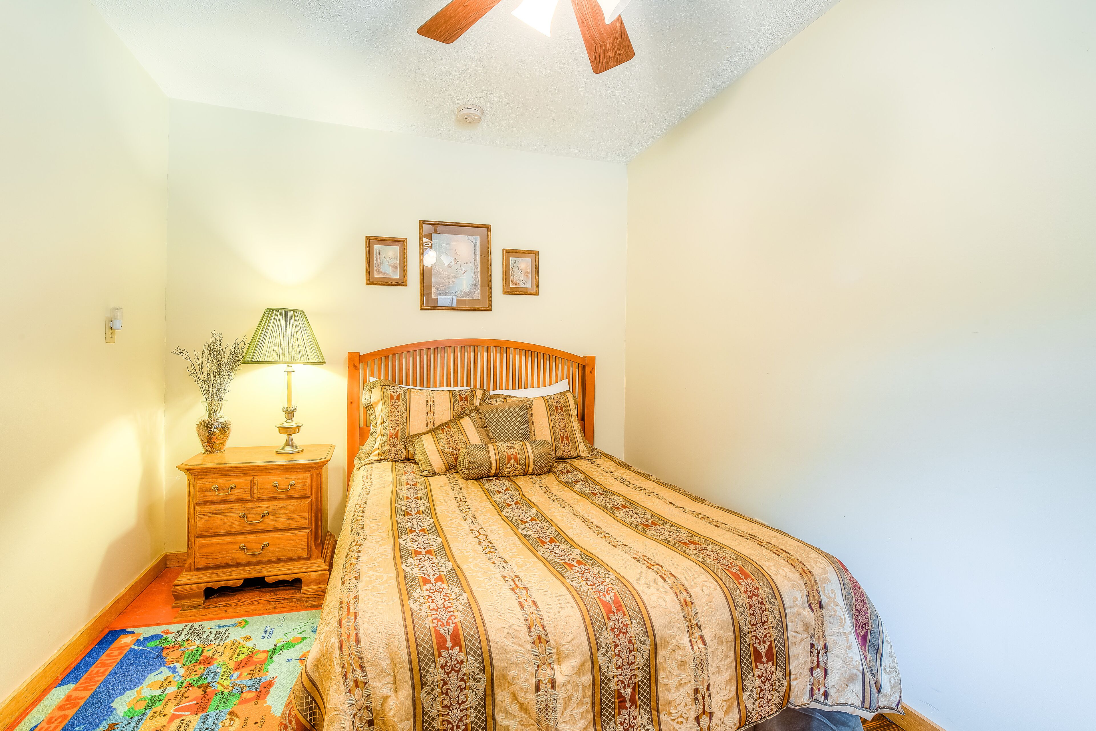 Quaint retreat w/ firepit, fully equipped kitchen, & easy access to trails!