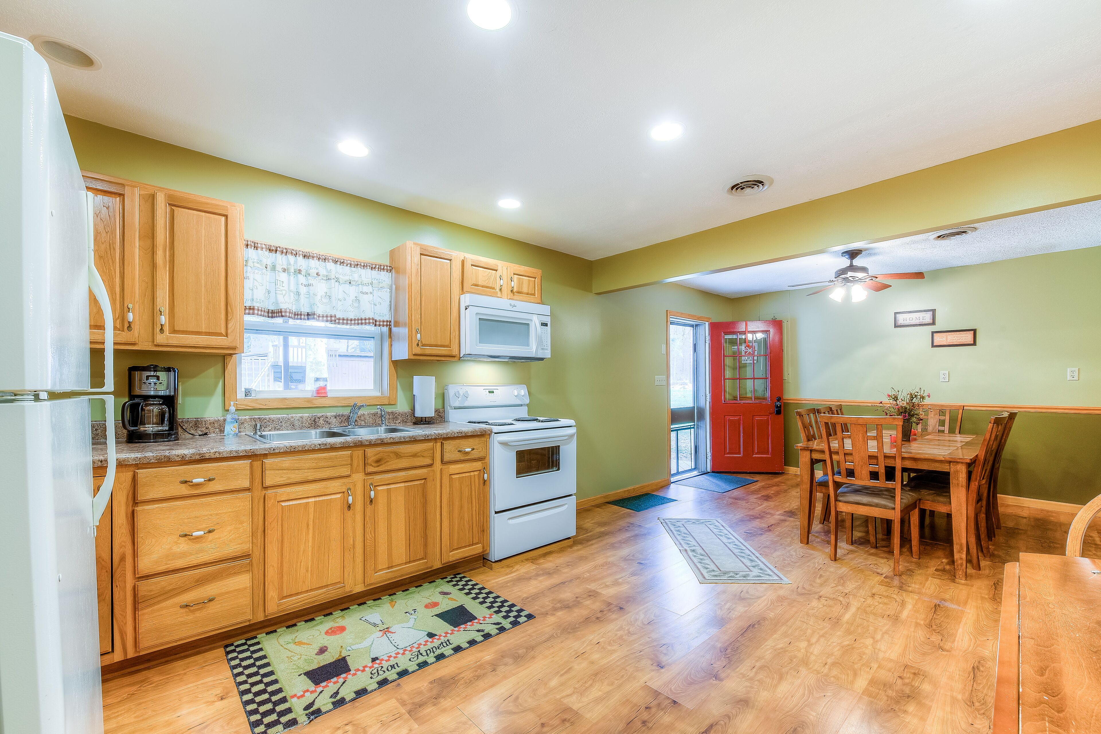 Quaint retreat w/ firepit, fully equipped kitchen, & easy access to trails!