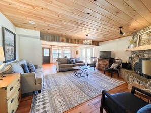 Télévision, cheminée