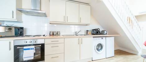 Frigorífic, microones, forn i placa de cuina