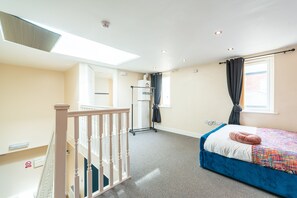 1 bedroom, iron/ironing board, WiFi, bed sheets - Wonderjay Executive Apartment By Jesouth (Hull)