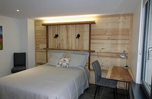 5 chambres, fer et planche à repasser, lit de bébé portatif