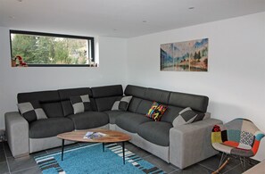 Smart TV, fireplace, DVD player, ping pong