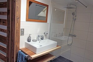 Baignoire, séchoir à cheveux, serviettes fournies, savon