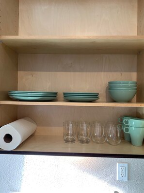 Kühlschrank, Mikrowelle, Herdplatte, Wasserkocher mit Kaffee-/Teezubehör
