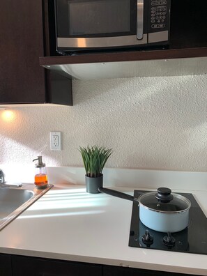 Kühlschrank, Mikrowelle, Herdplatte, Wasserkocher mit Kaffee-/Teezubehör