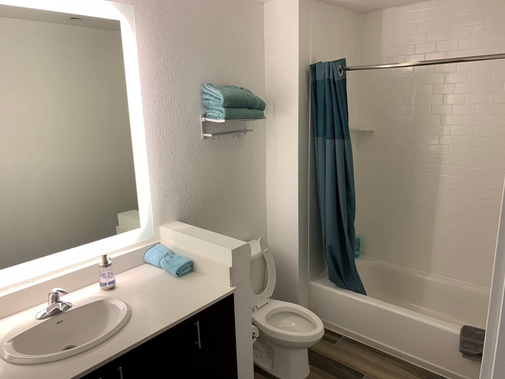 Combined shower/tub, towels, soap, shampoo