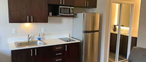 Fridge, microwave, stovetop, coffee/tea maker