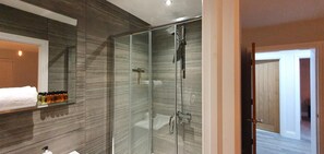 Ensemble douche/baignoire, sĂšche-cheveux, serviettes fournies, savon
