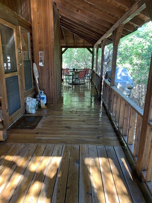Outdoor dining - Cozy, Secluded, Log Cabin (Morgan)
