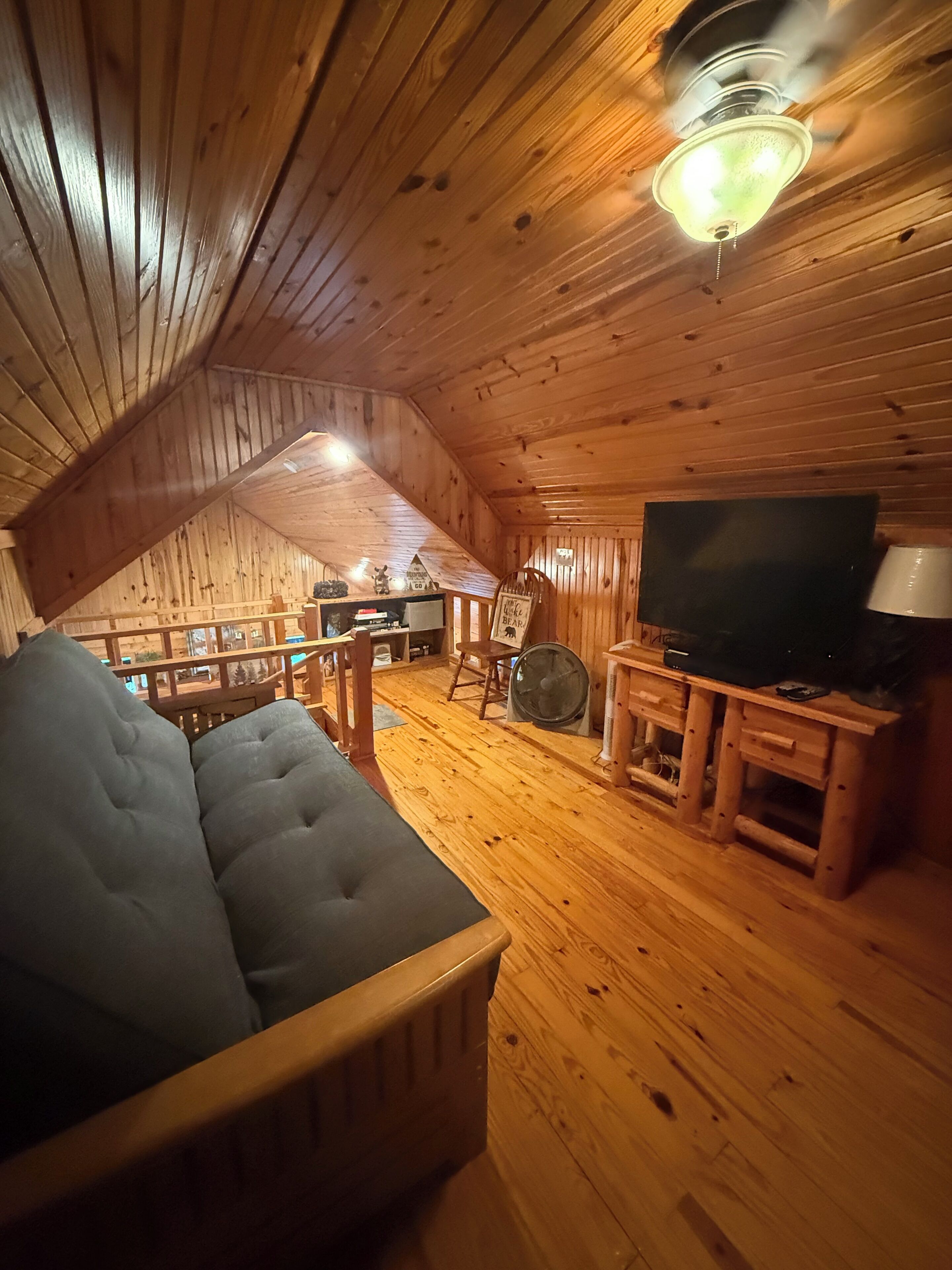 Smart-tv, een open haard, een dvd-speler en een stereo