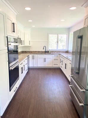 Jääkaappi, mikroaaltouuni, uuni, liesi