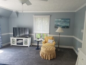 Älytelevisio, takka, videopelejä, DVD-soitin