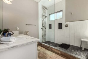 Combined shower/tub, hair dryer, towels, shampoo