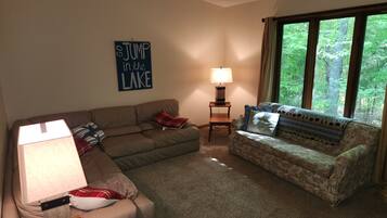 Una Smart TV, un reproductor de DVD, un futbolín, libros