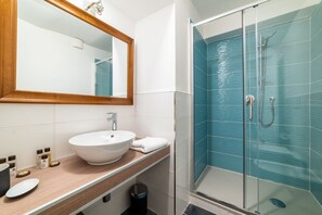 Dusche, Haartrockner, Bidet, Handtücher