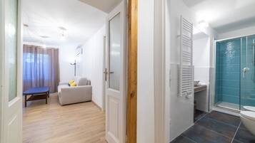Douche, sèche-cheveux, bidet, serviettes fournies