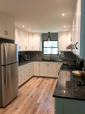 Fridge, microwave, oven, stovetop - Copper Porch Cottage on Lake Hamilton, Fire pit, Fishing Dock, Boat Ramp, Views! (Hot Springs)