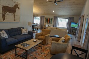 Smart TV, fireplace, books - Copper Porch Cottage on Lake Hamilton, Fire pit, Fishing Dock, Boat Ramp, Views! (Hot Springs)