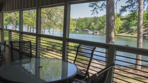 Outdoor dining - Copper Porch Cottage on Lake Hamilton, Fire pit, Fishing Dock, Boat Ramp, Views! (Hot Springs)